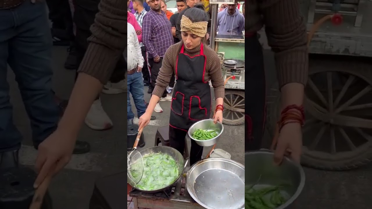 दिल्ली Famous vadda pav vali didi😱😍😎 #streetfood #shorts #reels